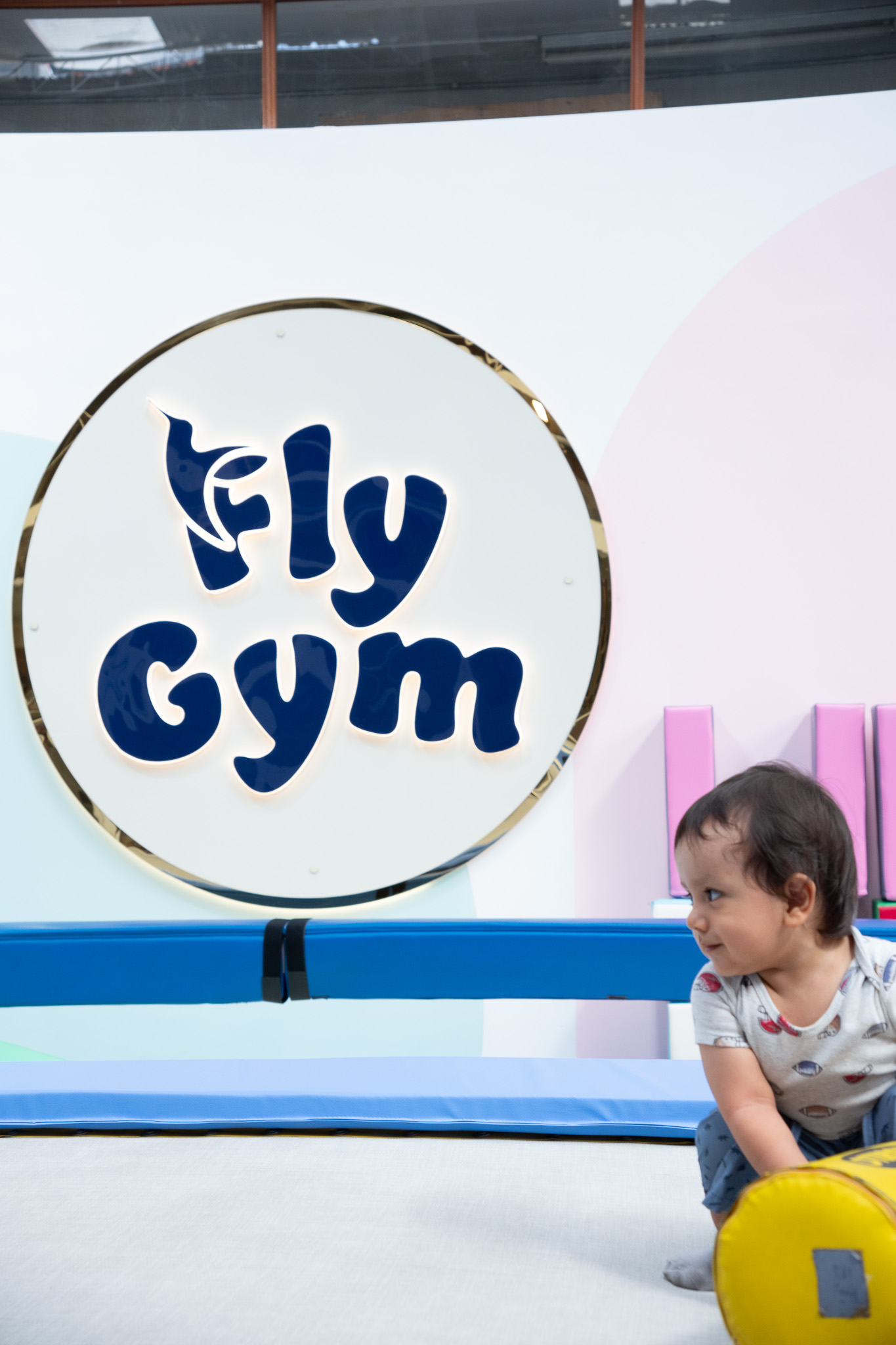 Niño pequeño en el gimnasio