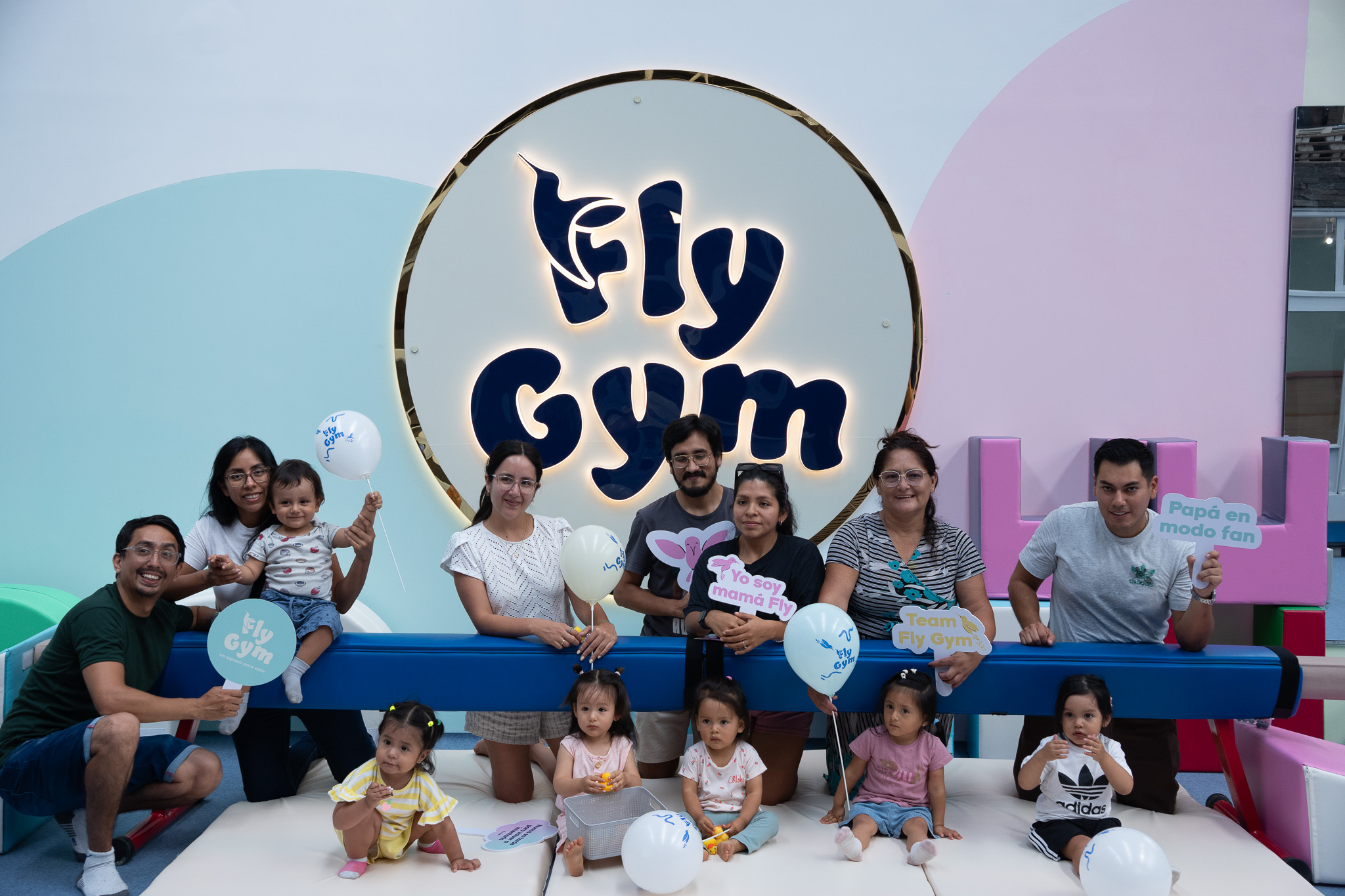 Familias y alumnos celebrando en Fly Gym