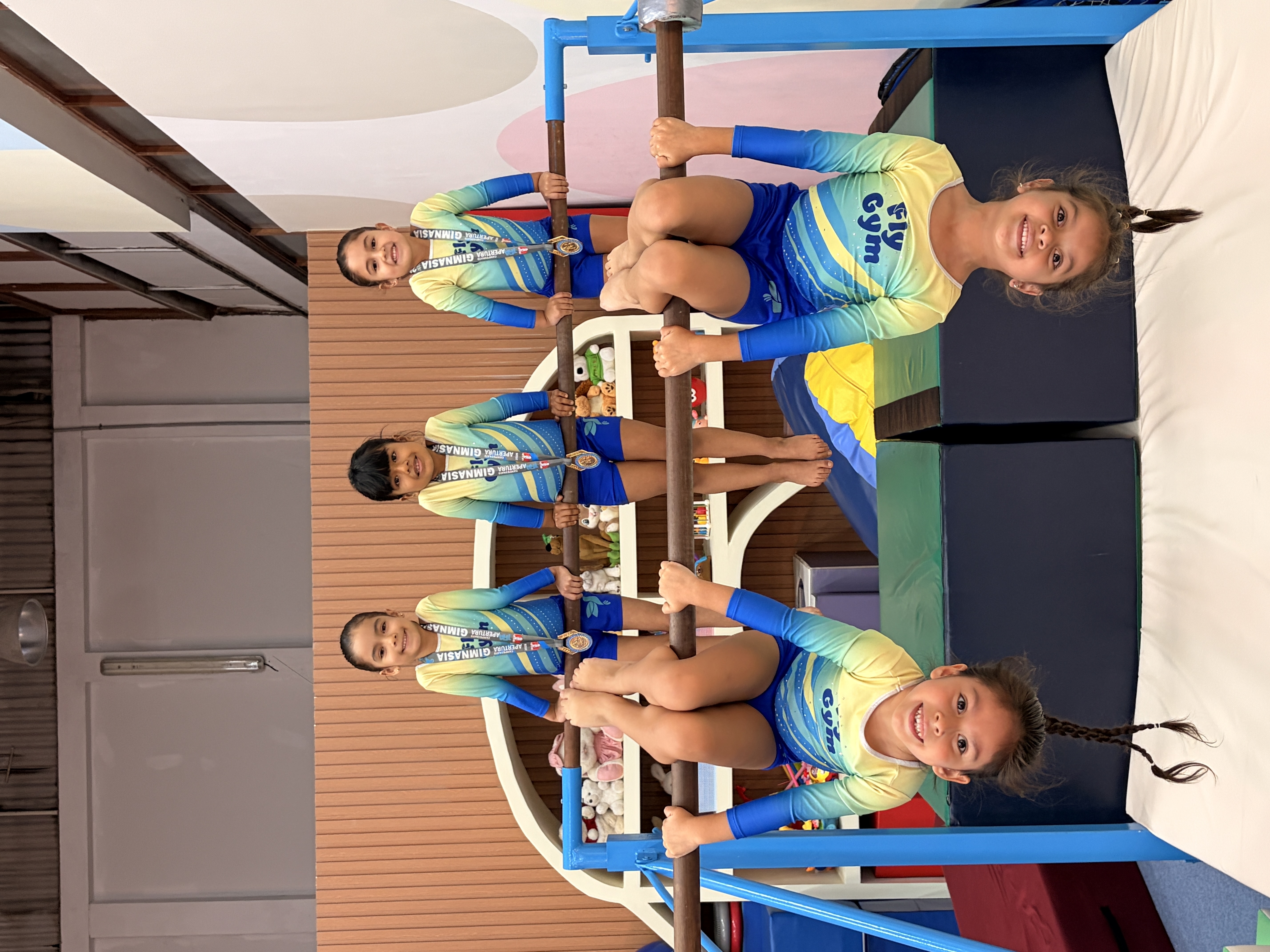 Alumnas en las barras de entrenamiento