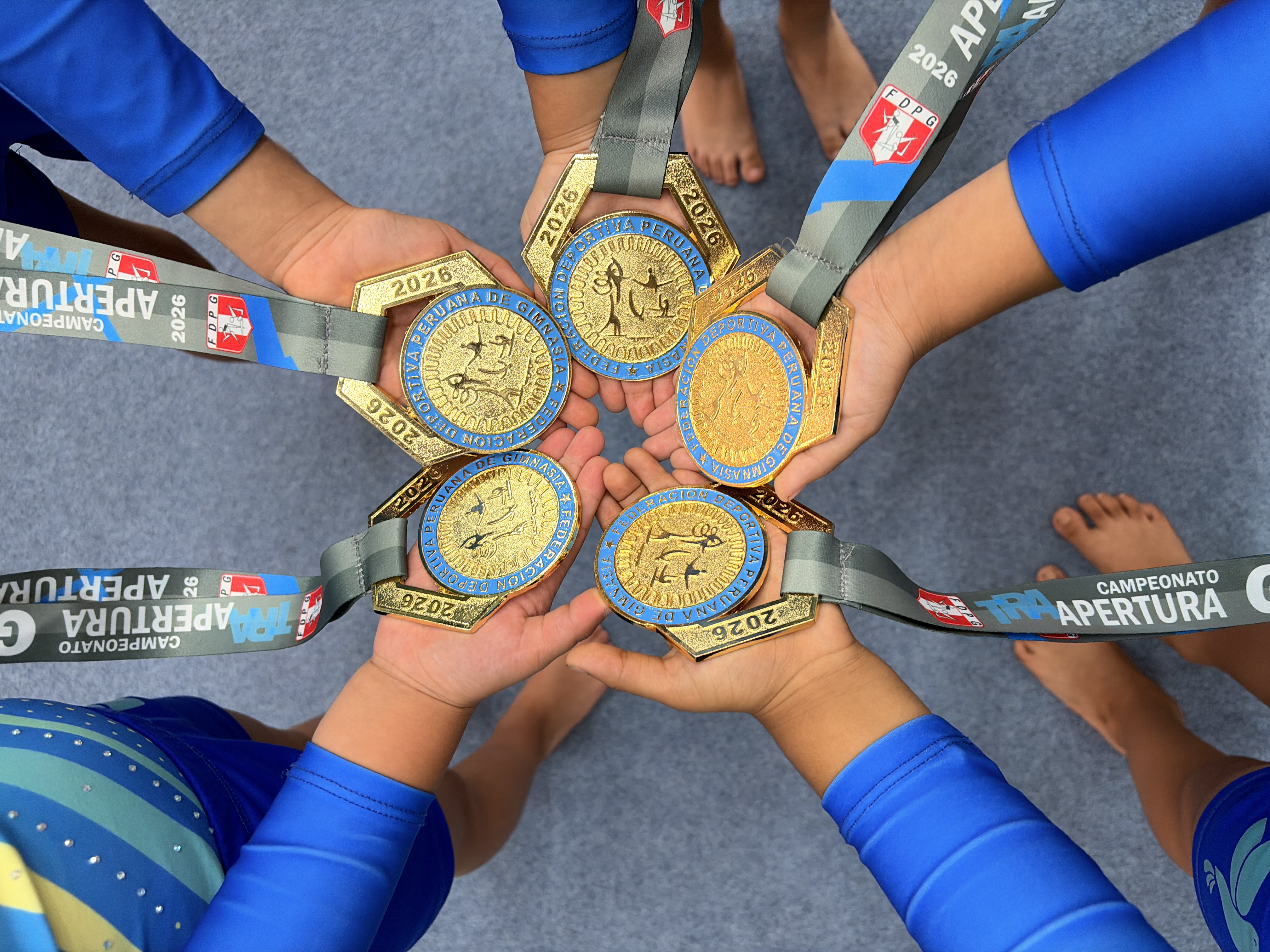Medallas y logros de atletas Fly Gym
