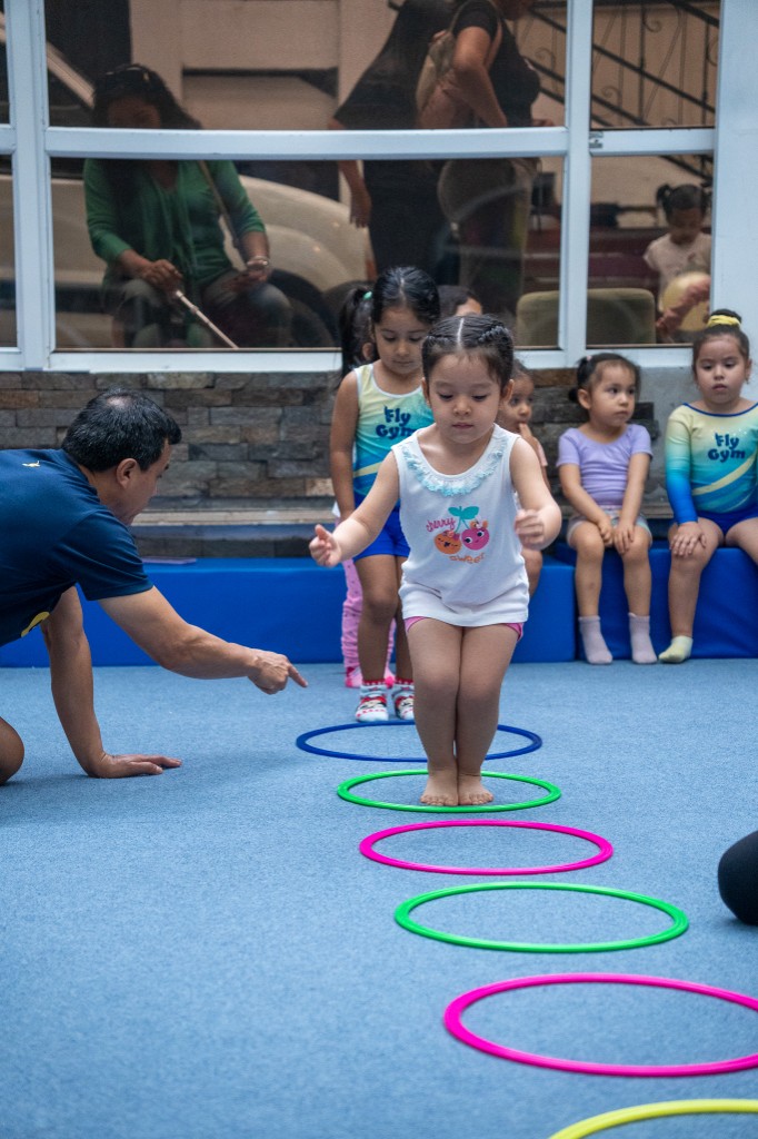 Niña saltando aros en clase de Fly Gym