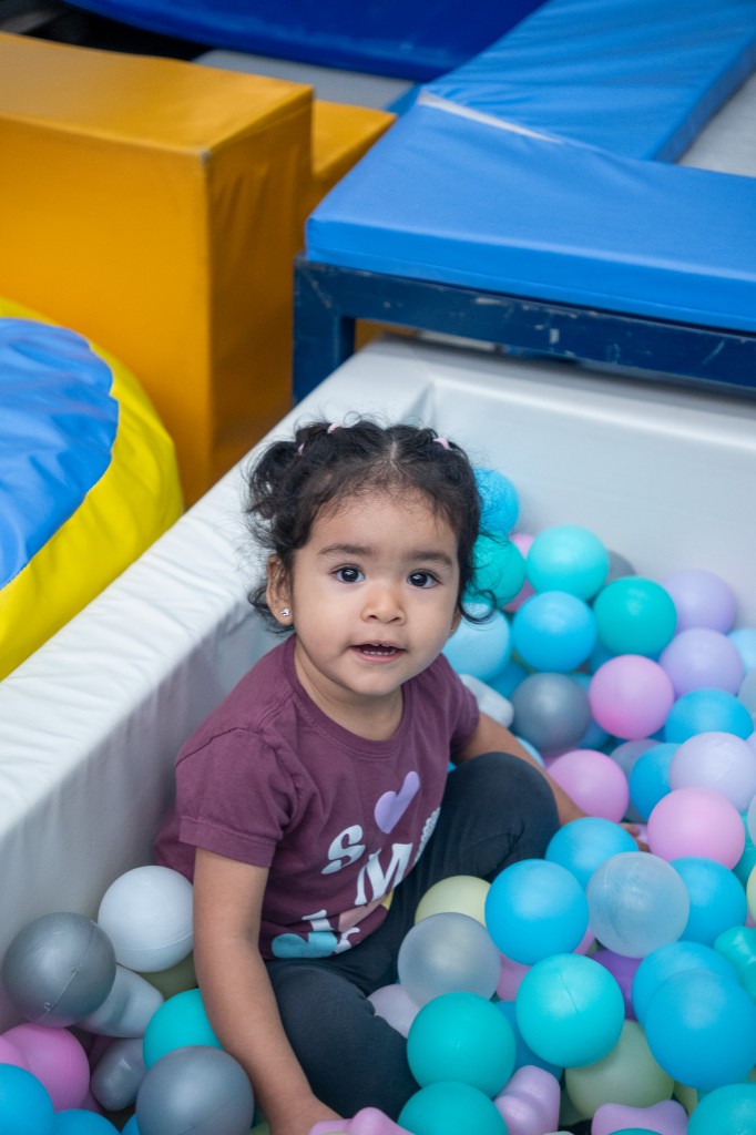 Niña en la piscina de pelotas de Fly Gym