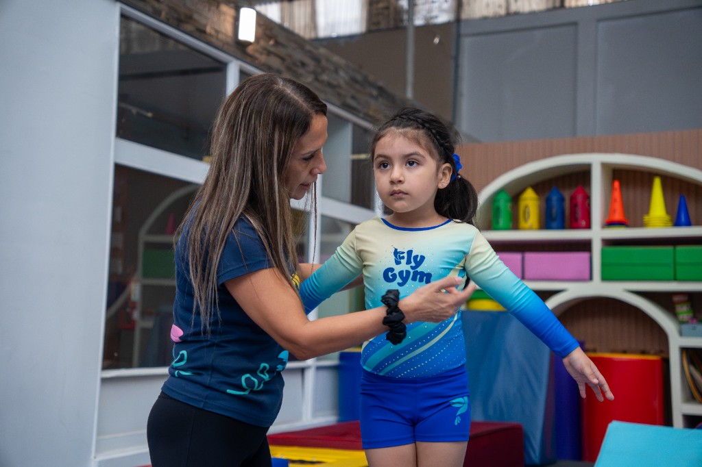 Entrenadora acompañando a una alumna