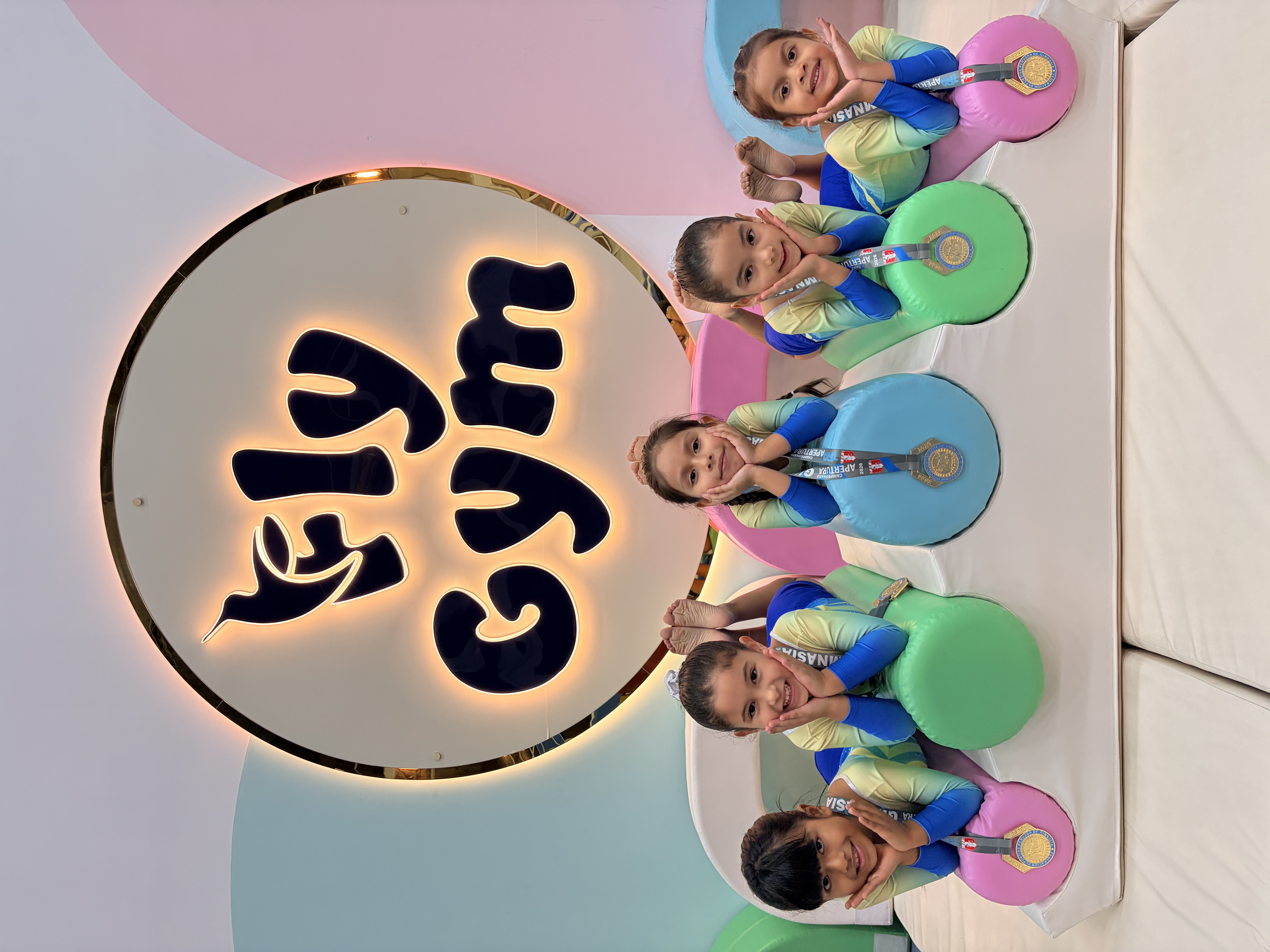 Alumnas de Fly Gym con sus medallas